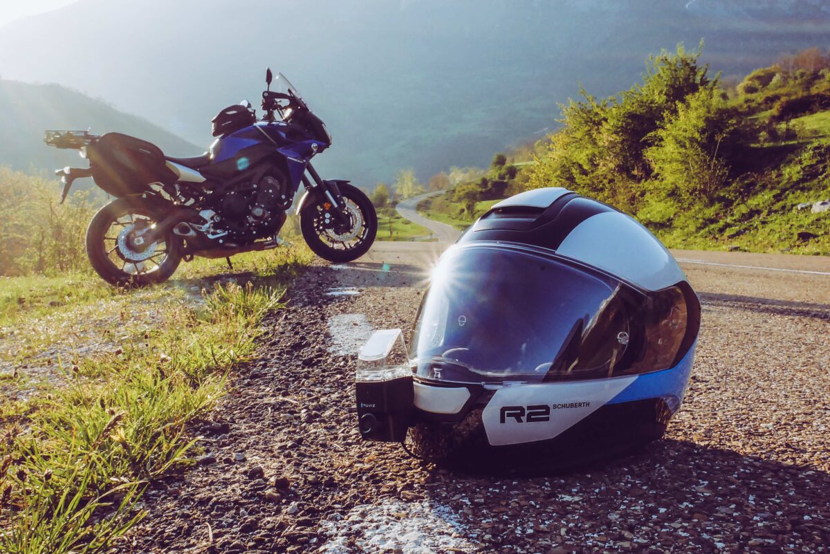 une moto et un casque