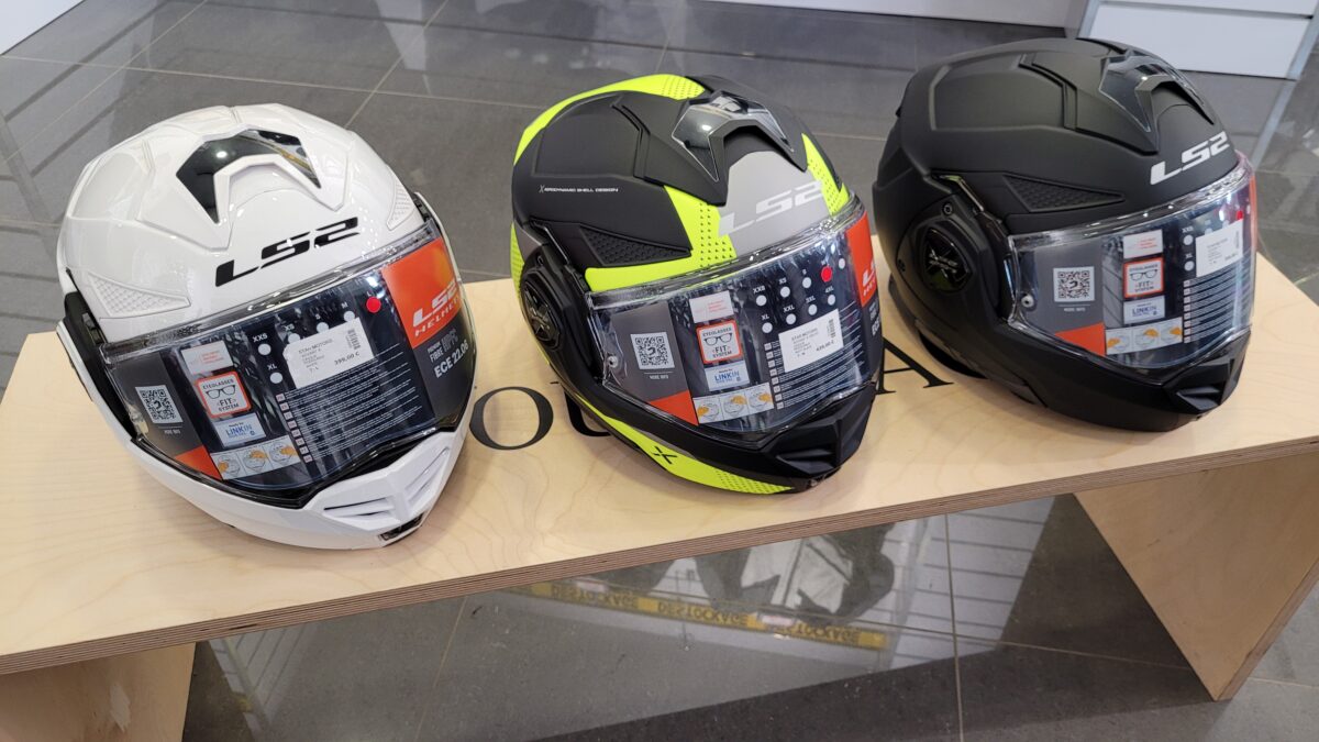 casques de moto de différents styles