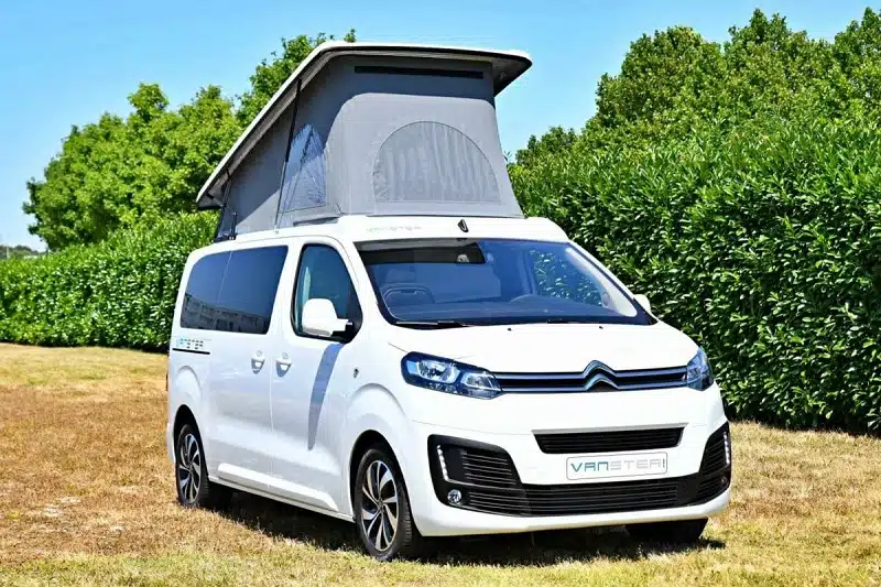 Voyager autrement : l'attrait croissant pour les vans hybrides aménagés