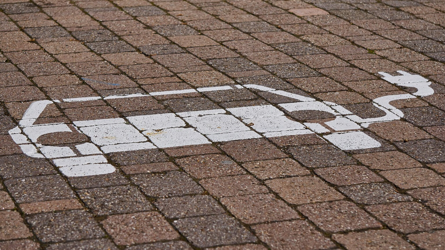 Bornes de recharge en parking public : ce que la loi LOM impose vraiment