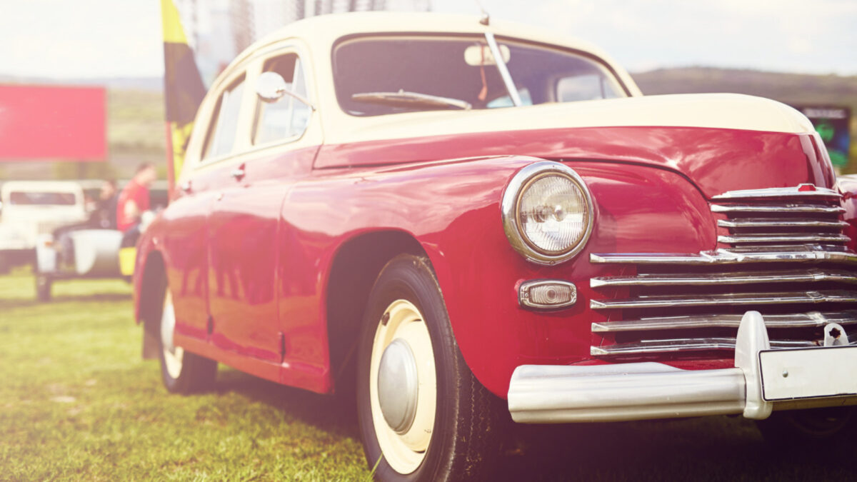 La passion des voitures anciennes : quand l’art de vivre prend la route !