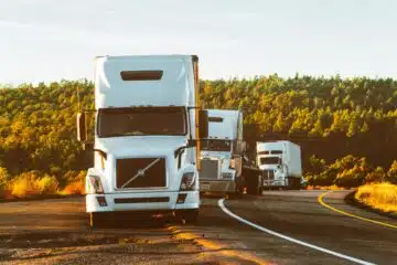 des camions sur le bord de la route