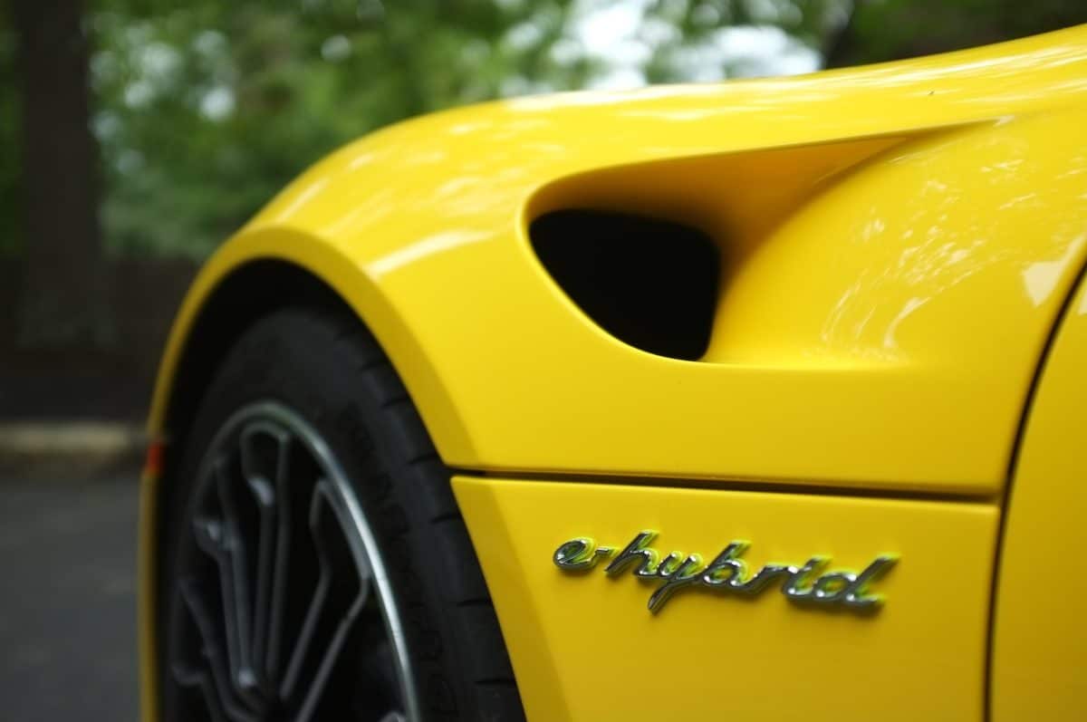 Une voiture hybride jaune